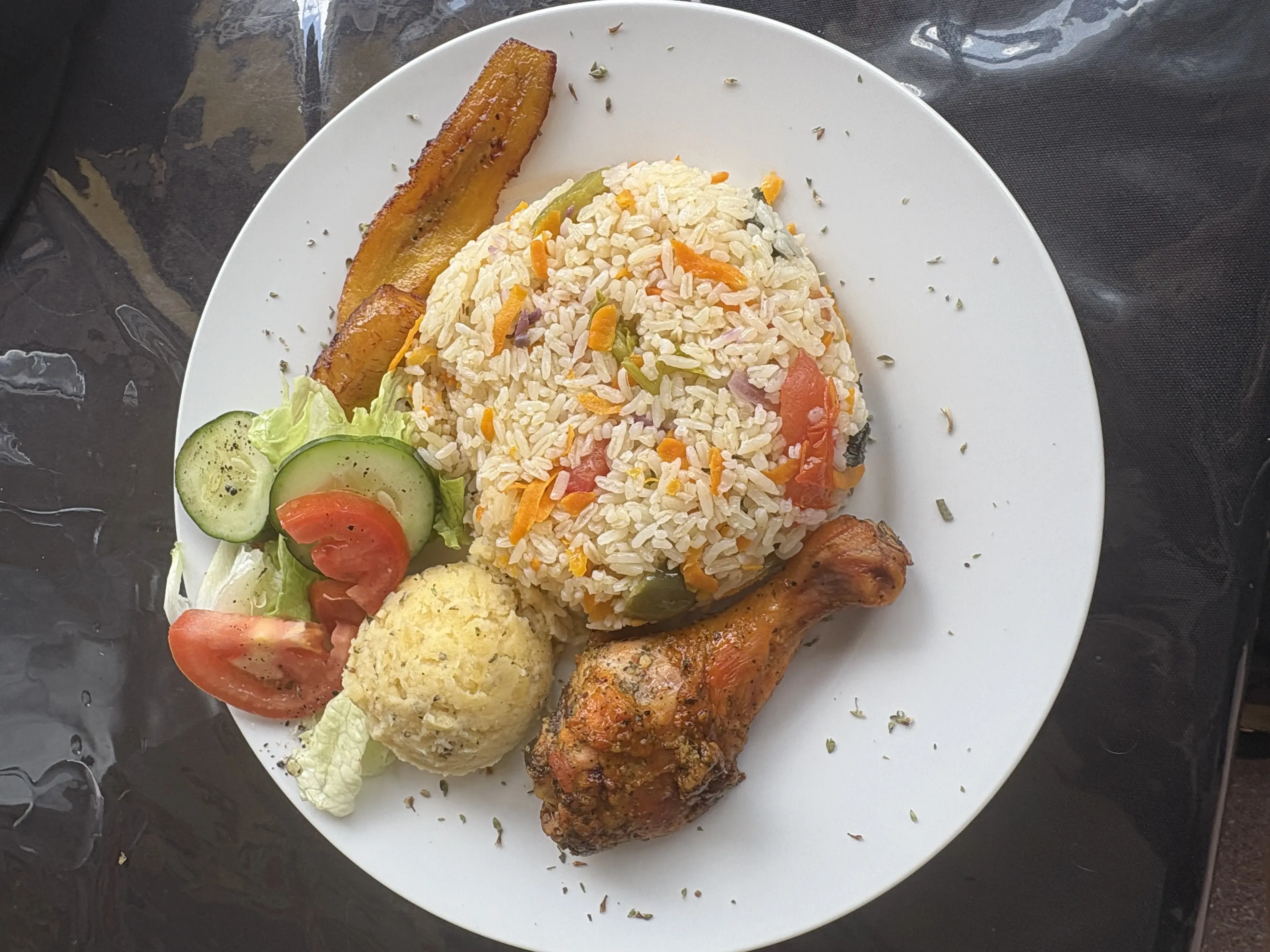 Plato del menú del día: pollo, arroz de vegetales, maduro y ensalada — Lucas Comida Criolla